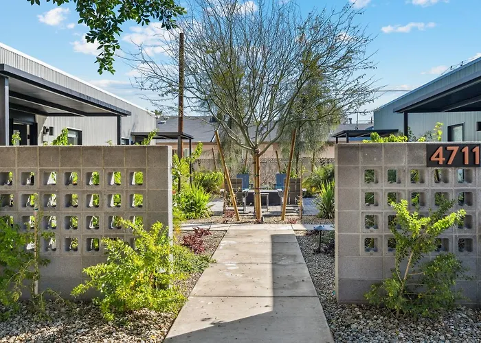4 Square Apartment *