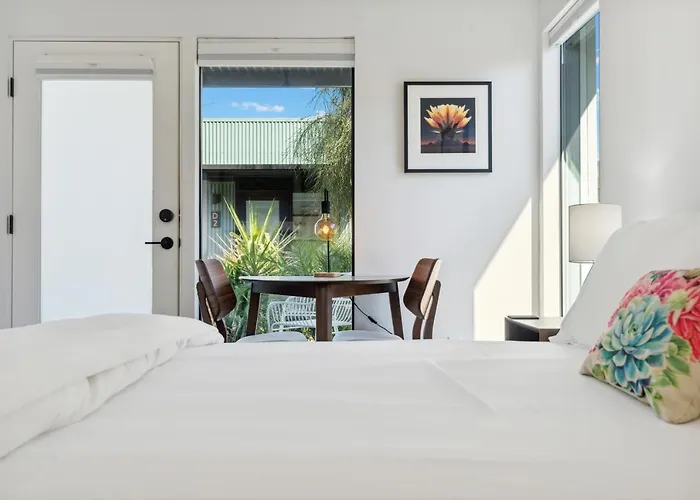 4 Square Apartment *